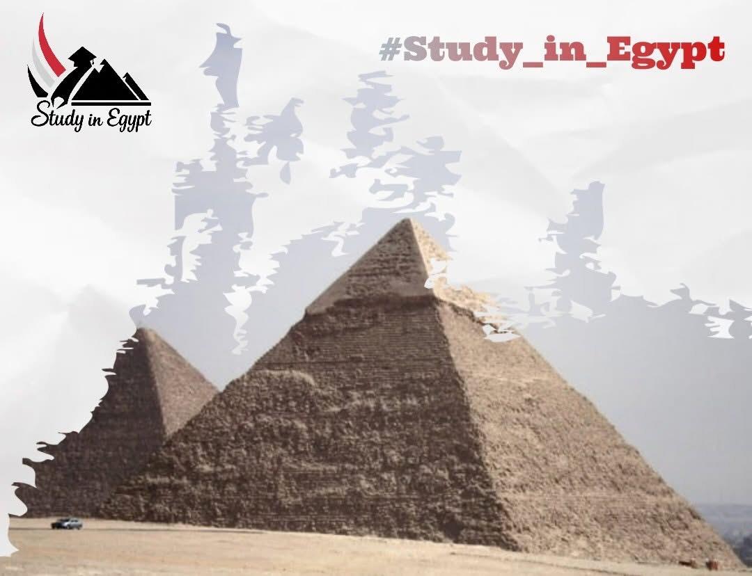 الدراسة في مصر - أهرامات الجيزة مع شعار Study in Egypt وهاشتاج #Study_in_Egypt